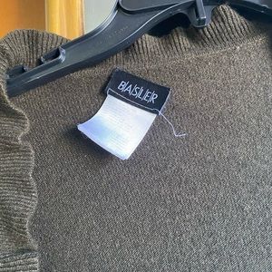 Sweater color brown,  use in good condition, size Large